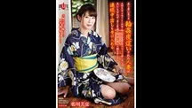 蒸し暑い夏の日、男たちに夜這いされ輪姦された人妻は、夫婦生活では味わえない快楽に体が痺れ、電撃を受けたように感じまくる。夫にも言わず、自ら男たちの肉欲に熟れた体を差し出し、連続中出しを受け入れる 藍川美夏