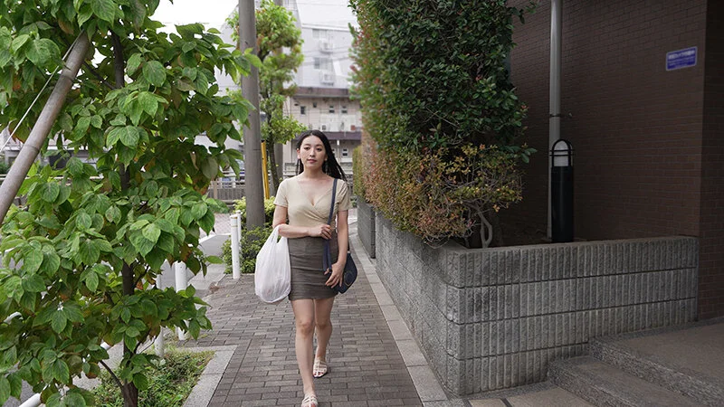 セックスレスで性欲を持て余した美人妻がデカ尻から溢れる色気を漂わせてさりげなく誘惑してくる 紗々原ゆり