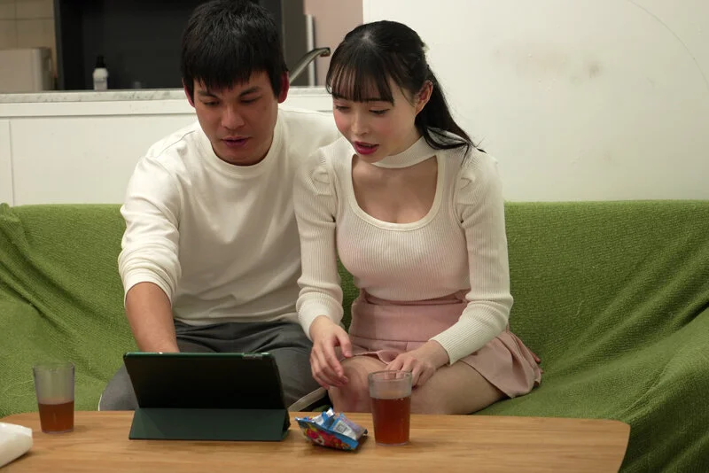My Girlfriend Maki Izumi Secretly Seduces Me Around the House for the Thrill of Almost Getting Caught
