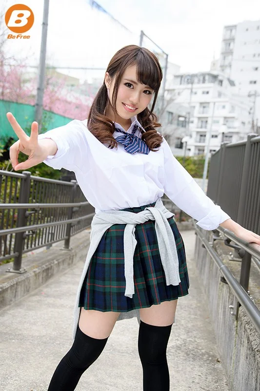 ニーハイ小悪魔制服美少女
