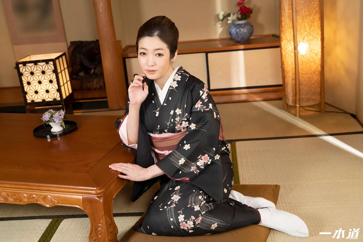 Sultry Hot-Spring Beauty: Ryu Enami