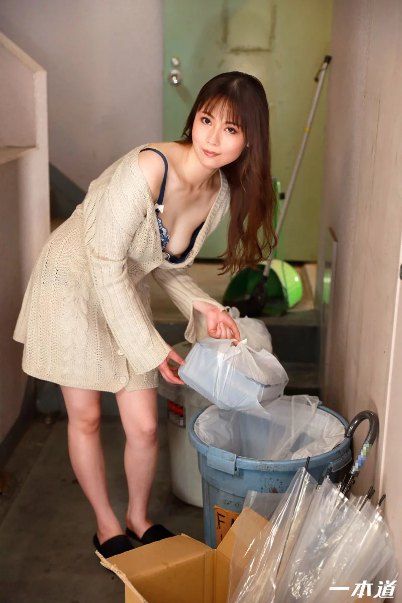 朝ゴミ出しする近所の遊び好きノーブラ奥さん 椿レオ