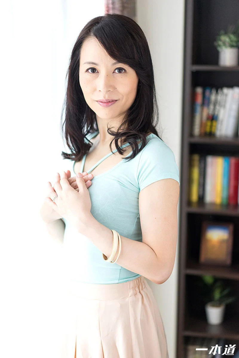 Tokimeki: Ayako Inoue, a Beautiful Woman in Her Forties with Luminous Fair Skin