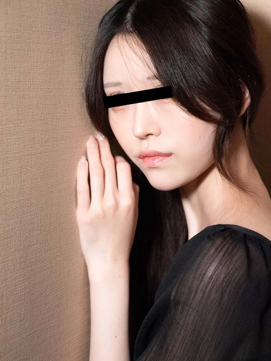 ちっぱい美女が僕の全身をリップでご奉仕