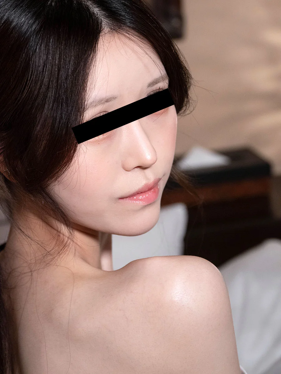 ちっぱい美女が僕の全身をリップでご奉仕
