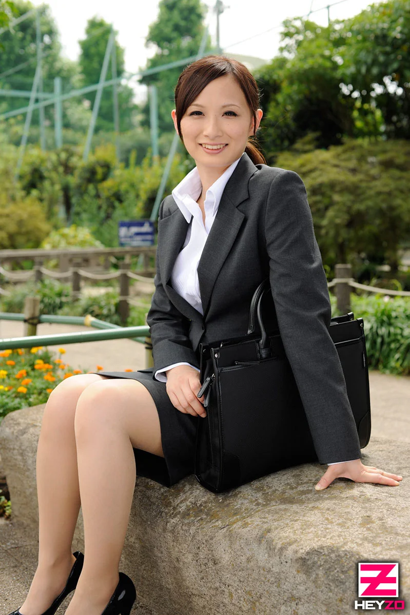 选美冠军白皙爆乳美女在面试时被无套3P