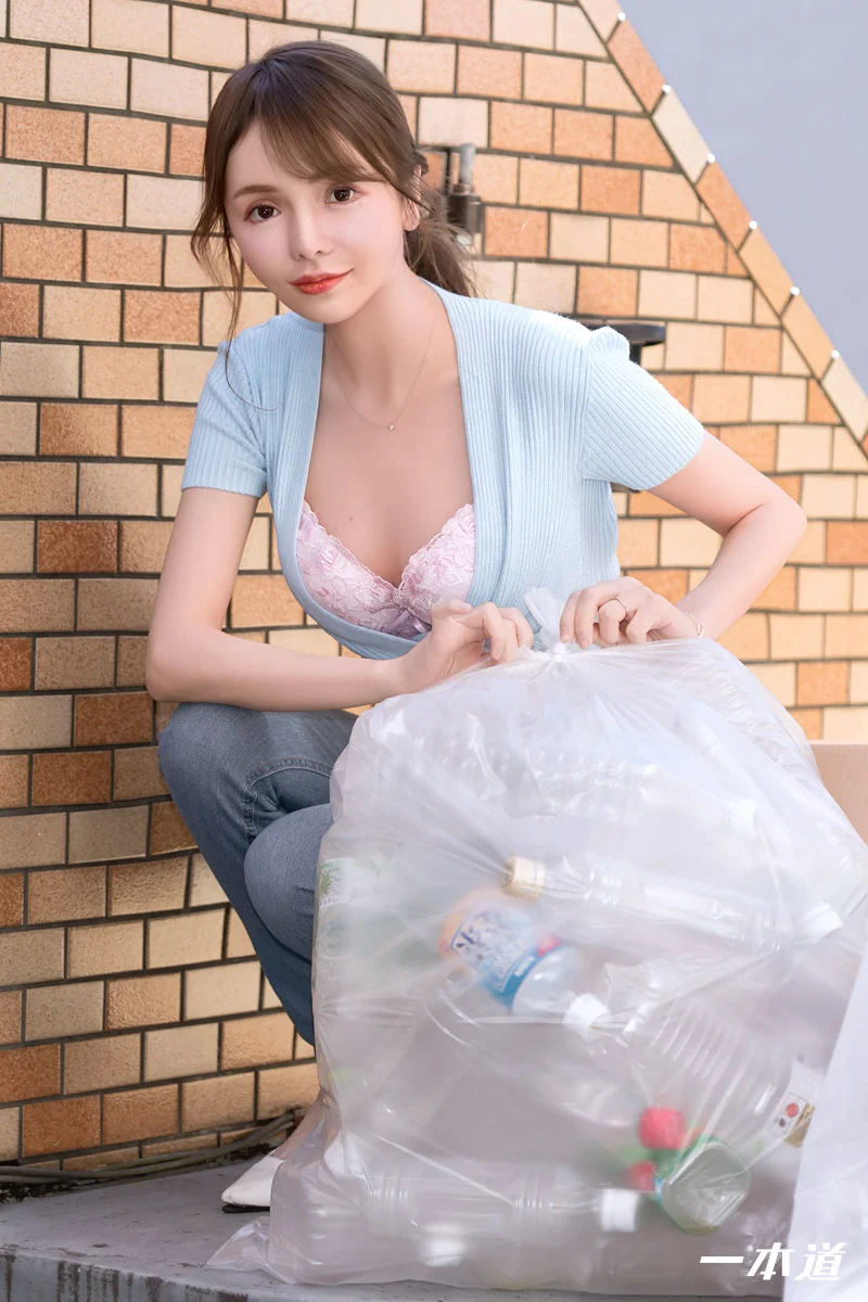 朝ゴミ出しする近所の遊び好きノーブラ奥さん 弘中れおな