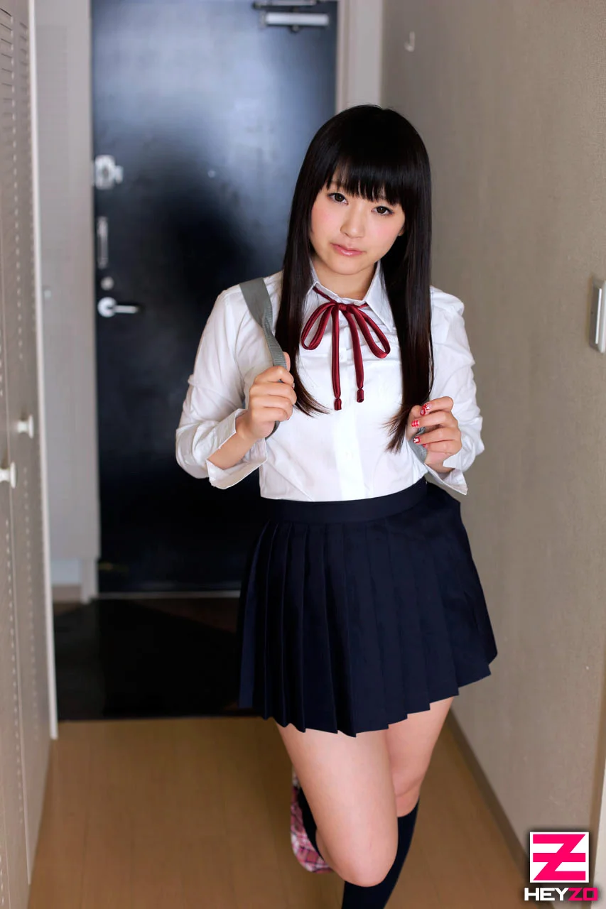悪徳セールスマンの毒牙にかかった無垢な成人美少女