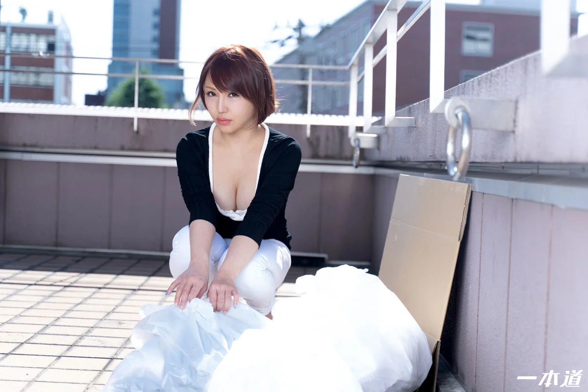 朝ゴミ出しする近所の遊び好きノーブラ奥さん 双葉みお