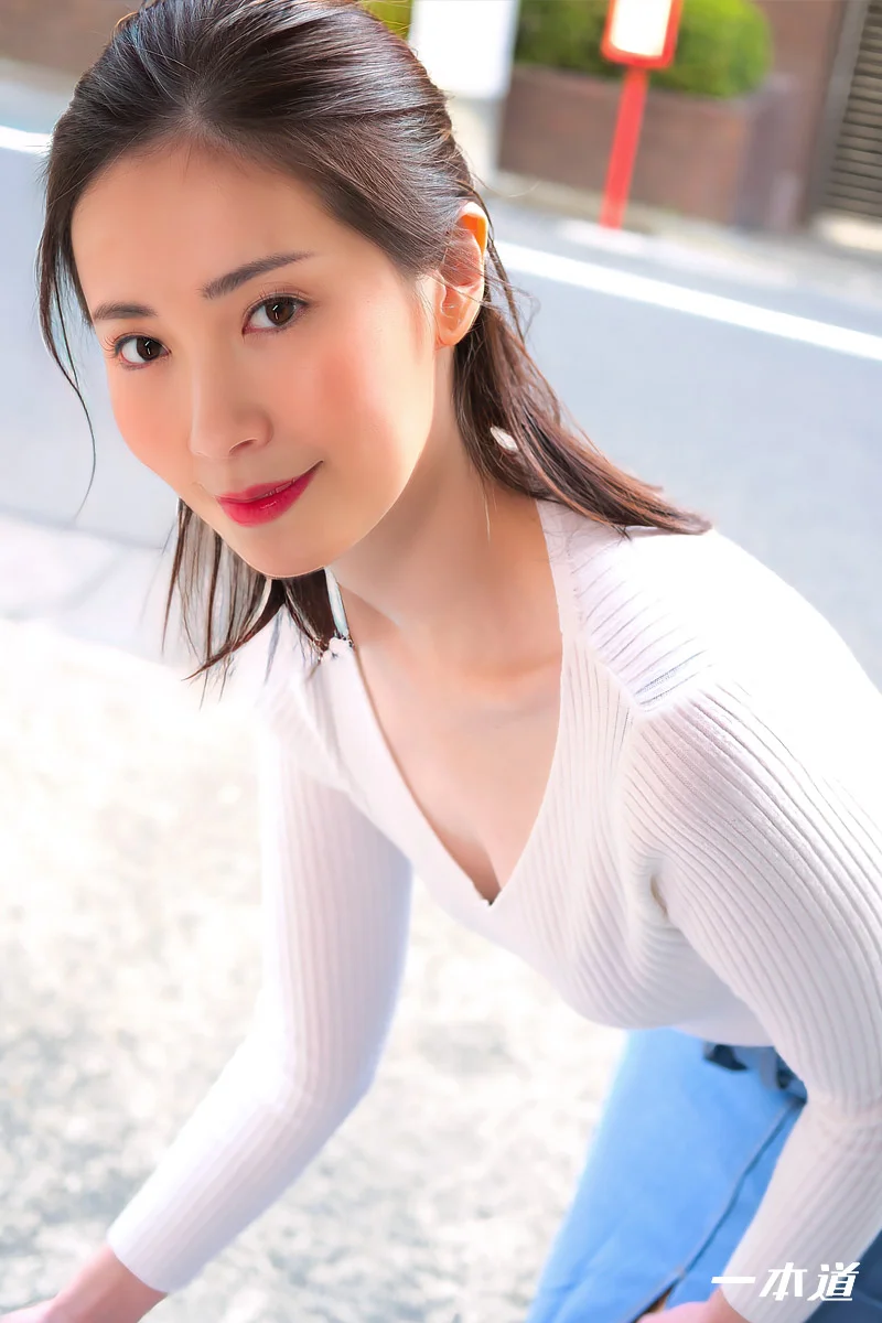 朝、ゴミ出しをする近所の遊び好きなノーブラ奥さん