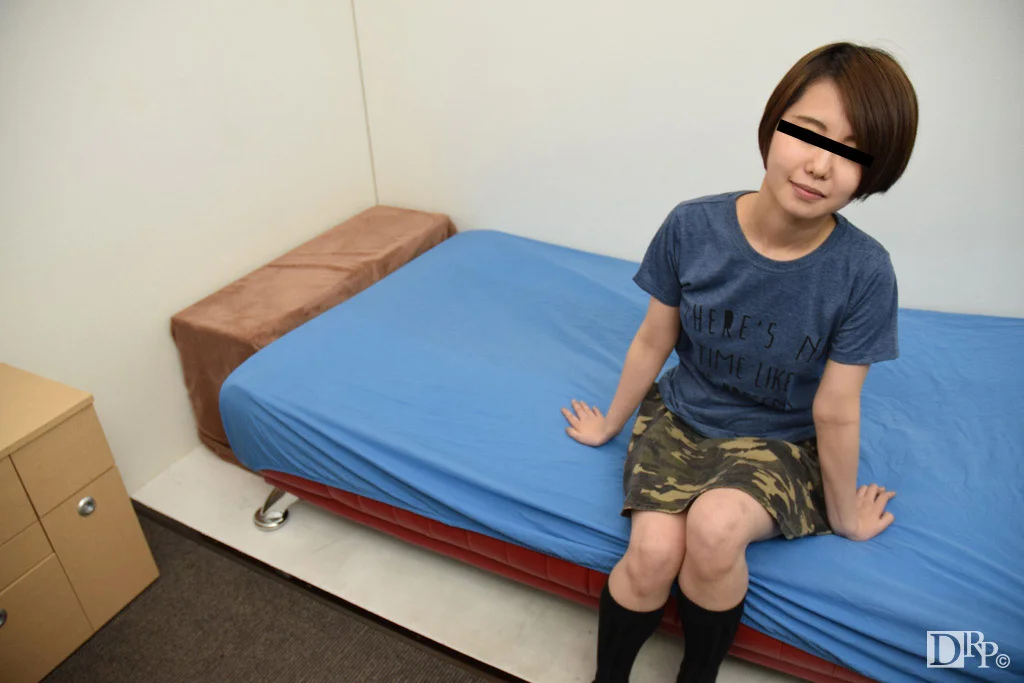 Real Amateur Pickup: A Naive Adult Student Role-Play Accepts Cash for a Thighjob