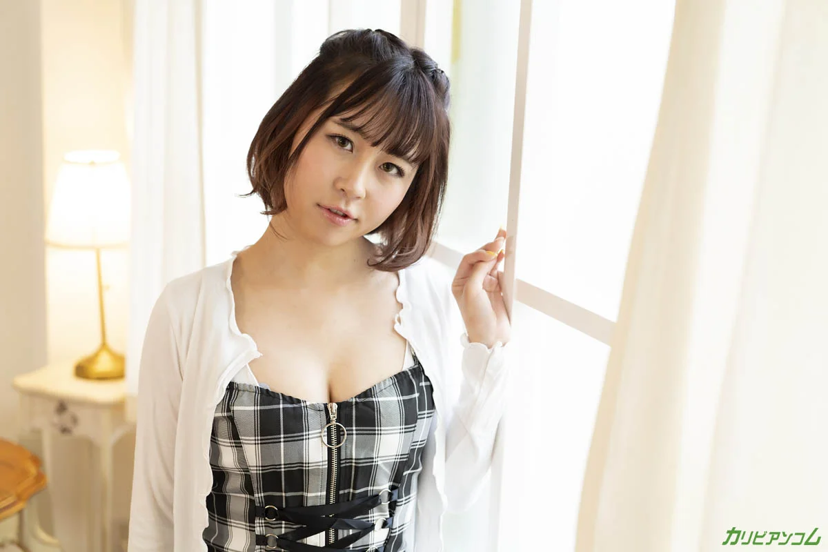 Debut Vol. 78: Once She Strips, She Can't Stop! Innocent-Looking Minami Nakata Reveals Her Secretly Horny Side