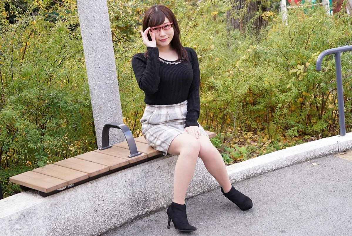 Toying with a Plain, Bespectacled Adult College Student's Huge Tits