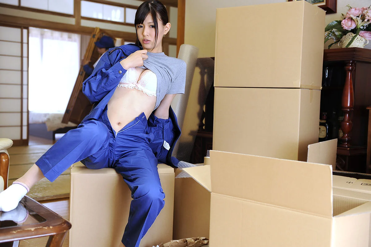 Slender Beauty from the Moving Company: I'll Pack Your Cock