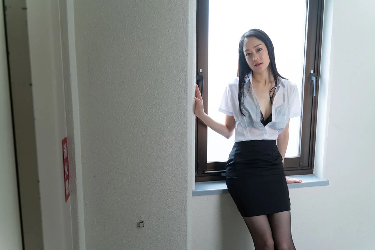 女同事浑身湿透，看得我欲火上头直接把她操了！