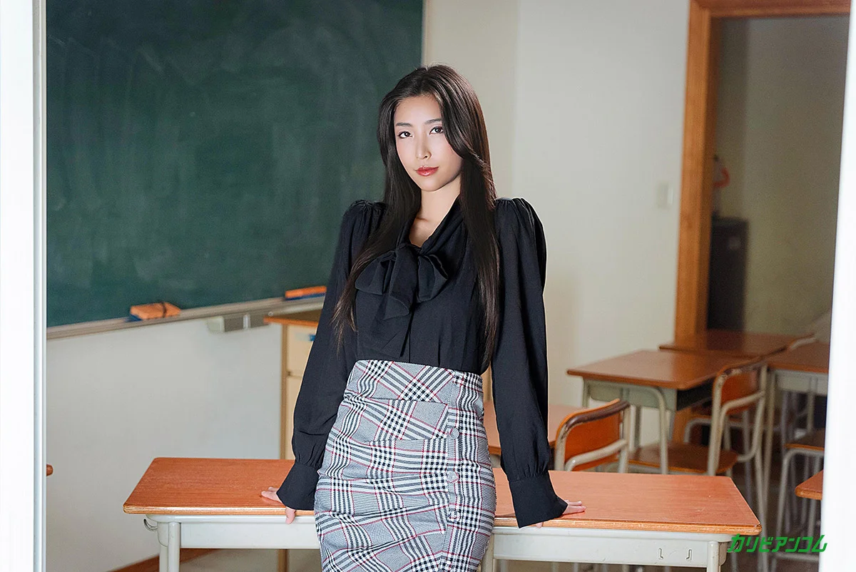 ハイパー美脚で問題児のドMチンポを更生させるタイトスカート痴女教師
