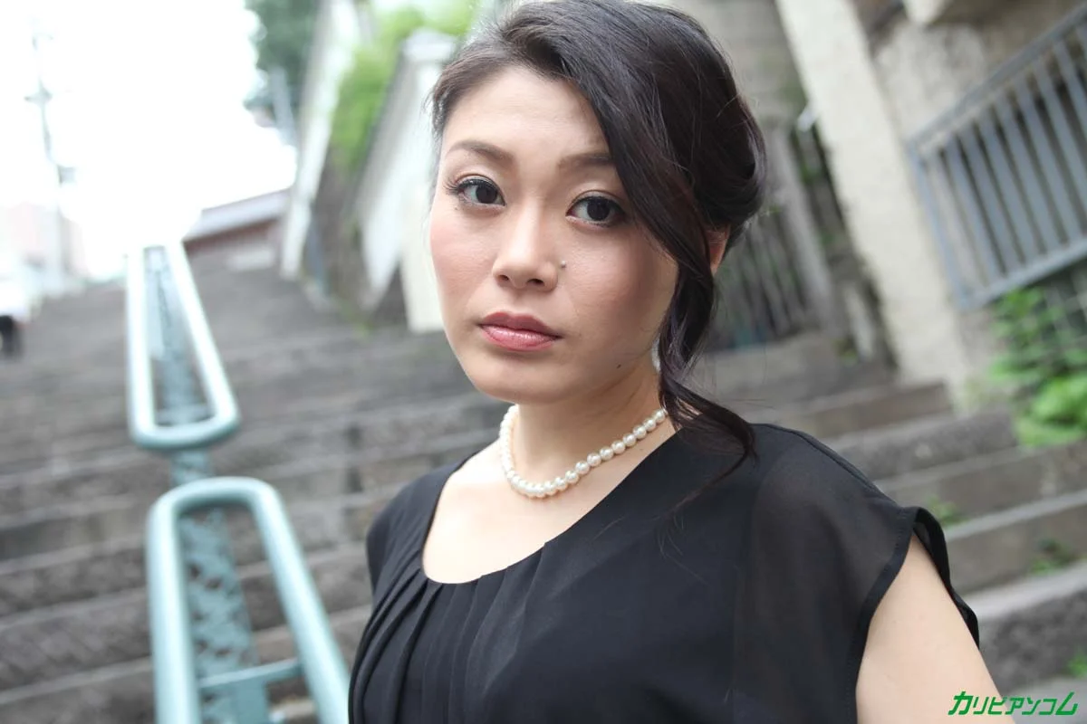情欲に身をまかせる未亡人と隣の男