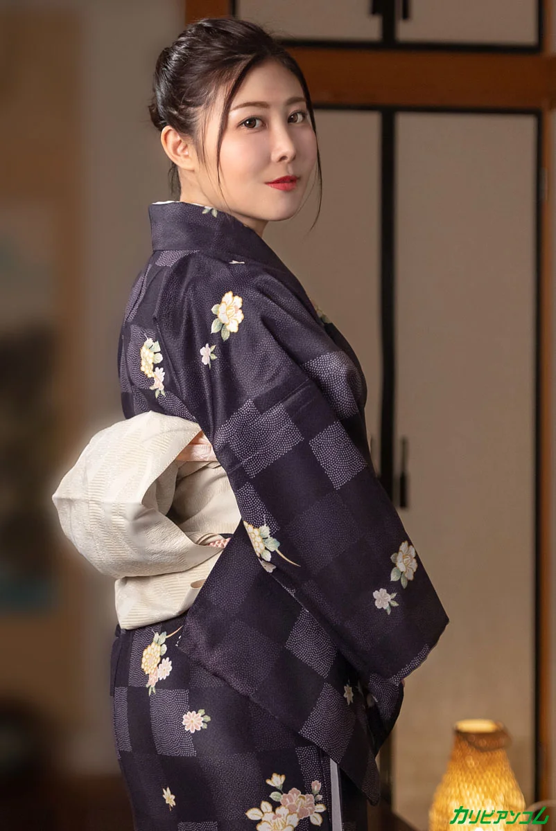 美女老闆娘的肉體待客特訓：保證讓每位客人徹底滿足！