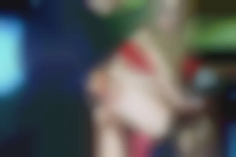 Une belle callgirl blond à gros seins et en lingerie fine prise en levrette sur le tabouret de bar
