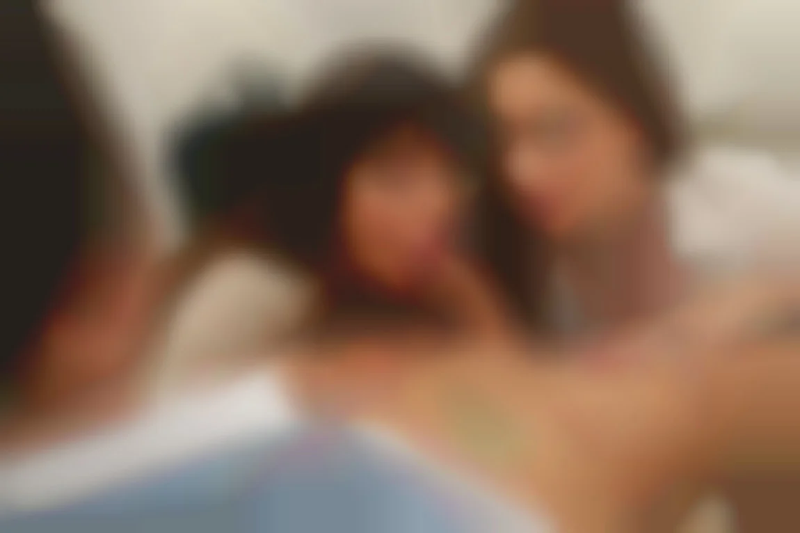 二人の女上司の手の中で