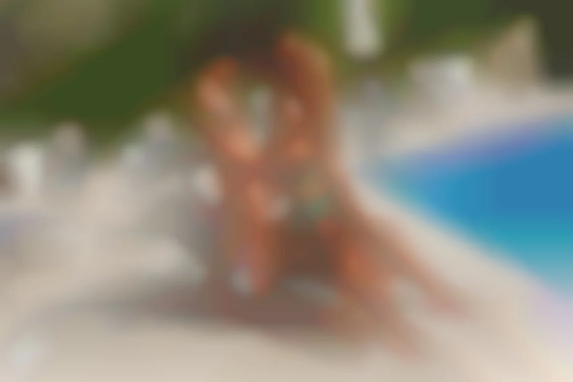Au bord de la piscine avec Shalina