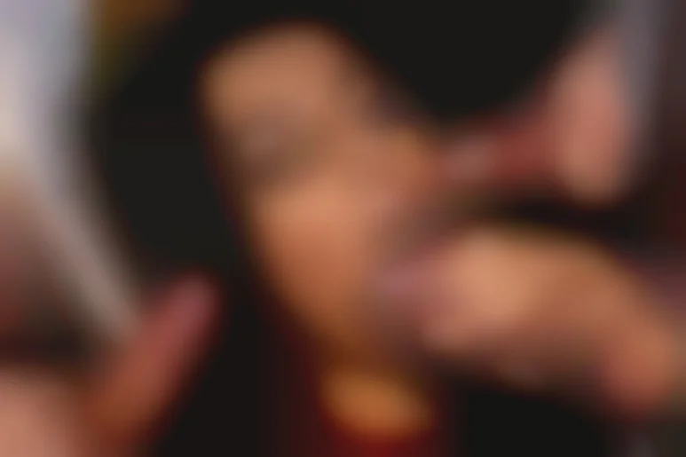 Lou Charmelle被四根勃起肉棒狠狠幹的硬核群交初體驗實拍