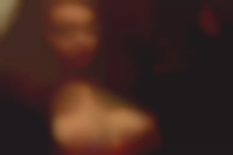 Sous le regard voyeur de la belle héritière