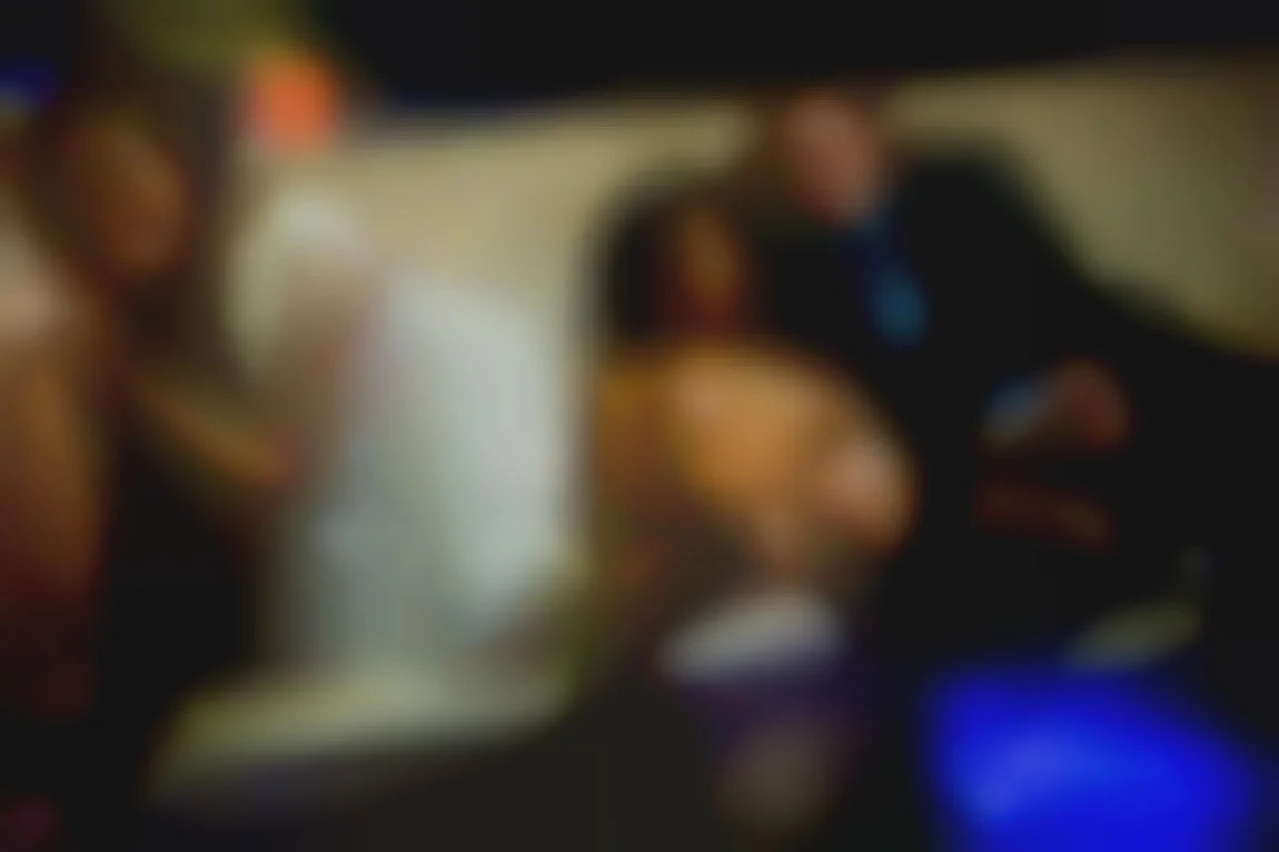 Cayenne Klein et sa copine dans un club libertin, baisées par 2 mecs