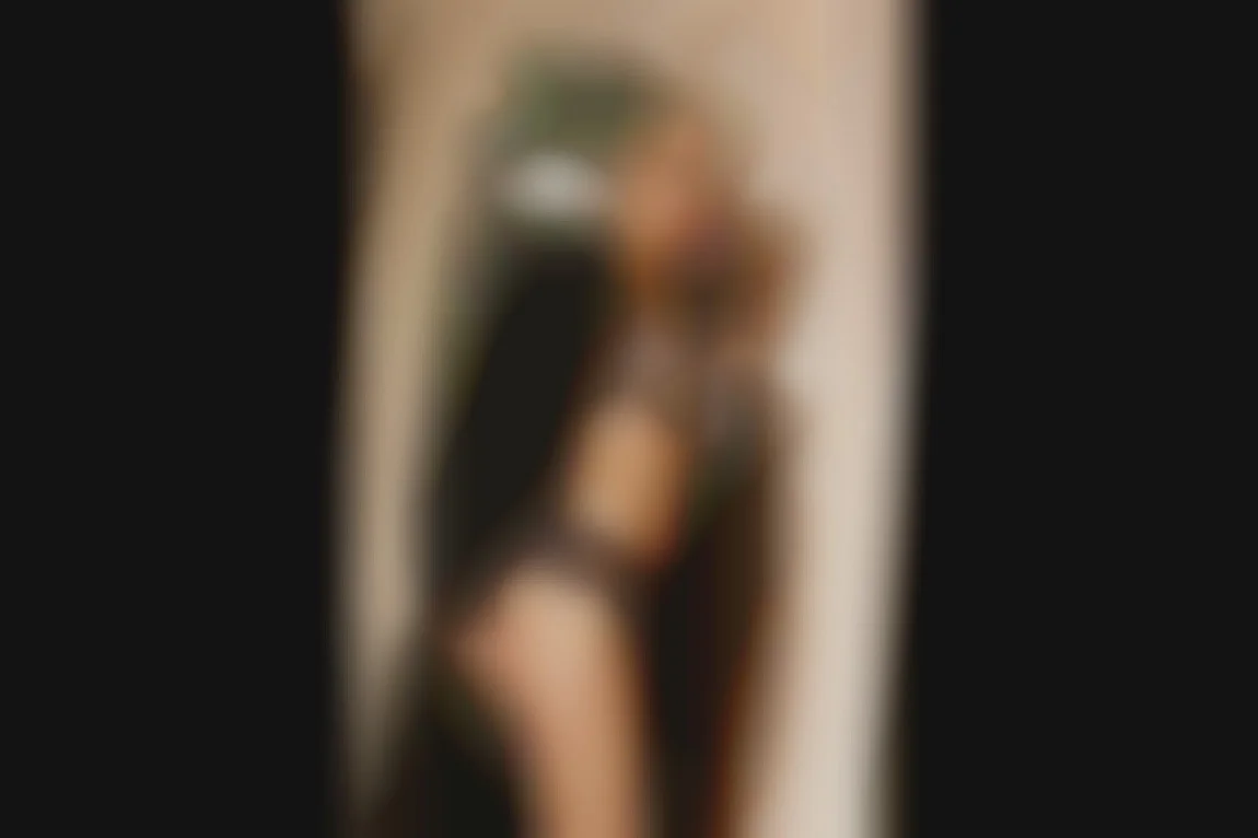 豊満な金髪美女と美人レズビアンのハードなアナルフィンガリング＆フルーツ挿入