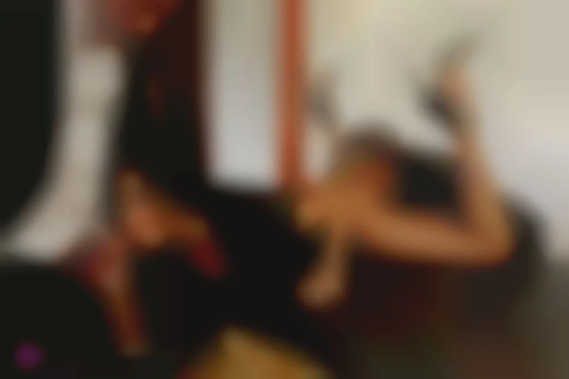 Anissa 在办公桌上被双重插入