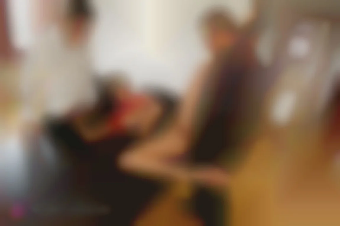 Anissa 在办公桌上被双重插入