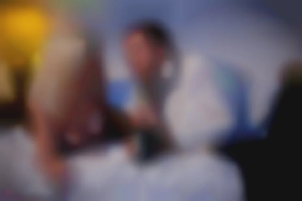 Une blonde et une brune pour un seul homme