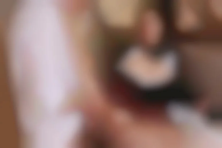 L'étudiante Tiffany se fait surprendre dans les toilettes