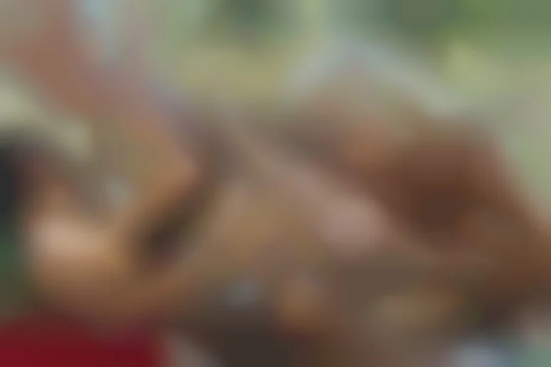 Deux blondes bissexuelles aux gros seins s'enflamment dans un trio hard en pleine campagne