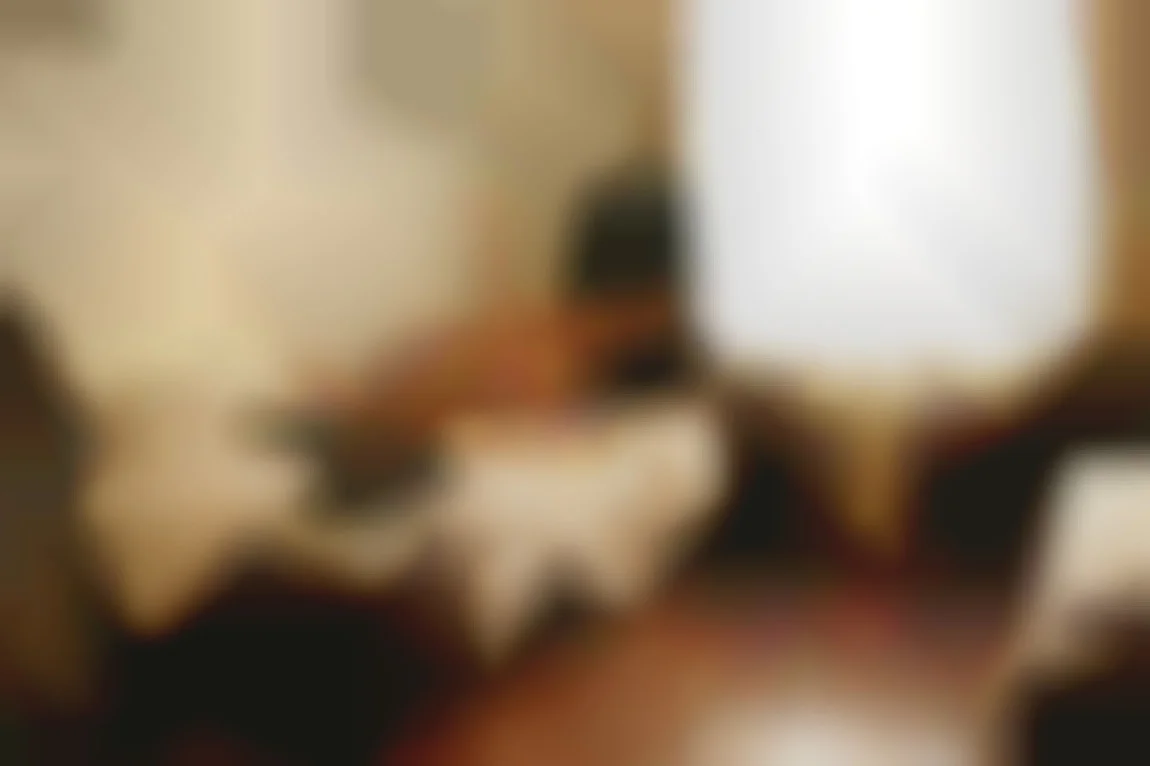無禁忌成年女學生在宿舍主動尋找大肉棒男人，體驗清晨的硬派性愛