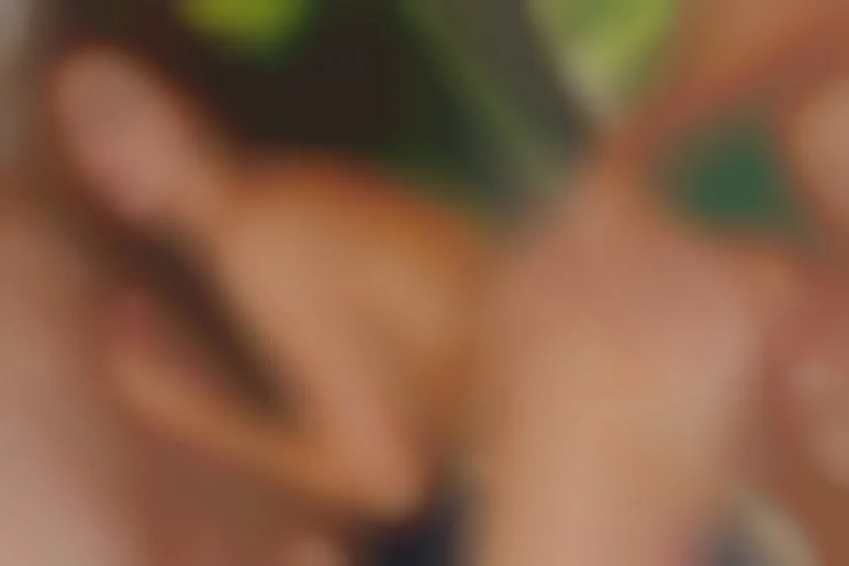 Une belle rousse surexcitée pour deux mecs bien membrés au bord de la piscine avec Jessica Fiorentino
