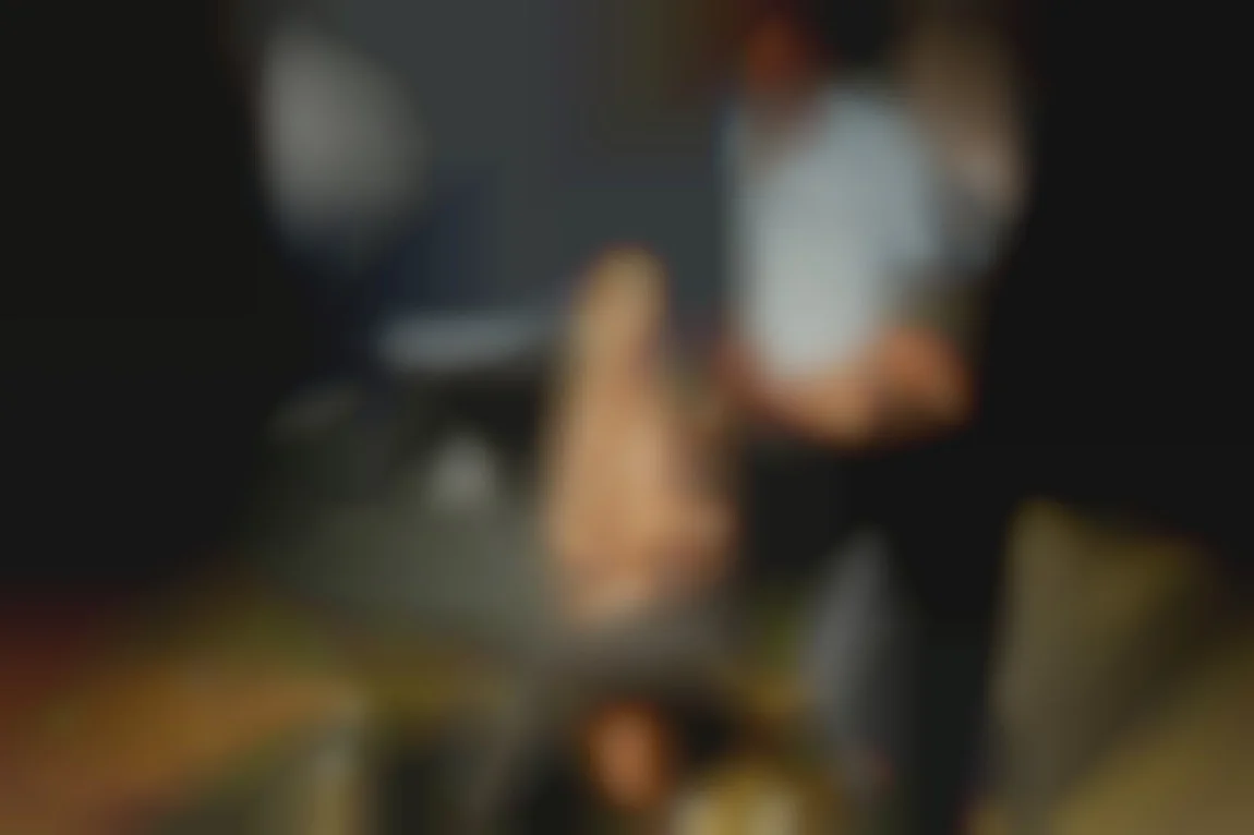 Angelika、一个男人和两名观众
