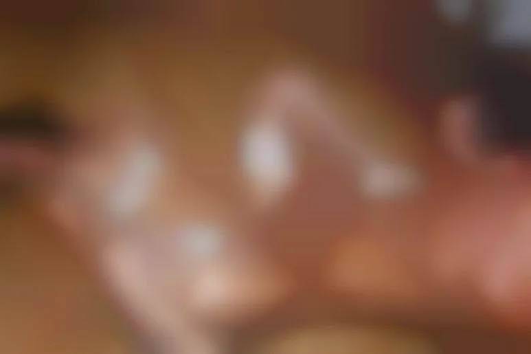 Une perverse aux gros seins affamée et une bourgoise voyeuriste pour une partie hard a meme le sol