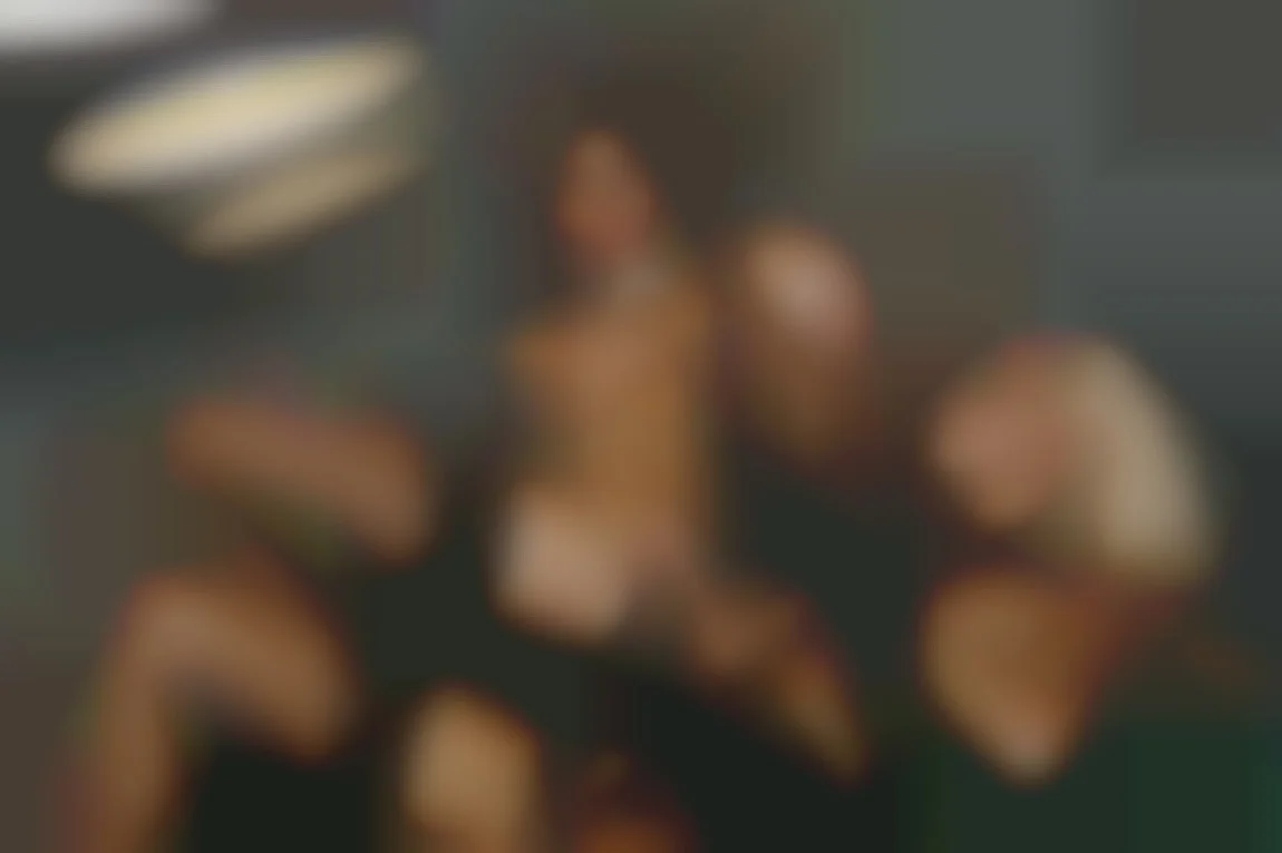 ビリヤード台でストラップオンセックス