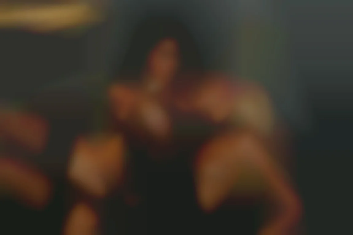 ビリヤード台でストラップオンセックス