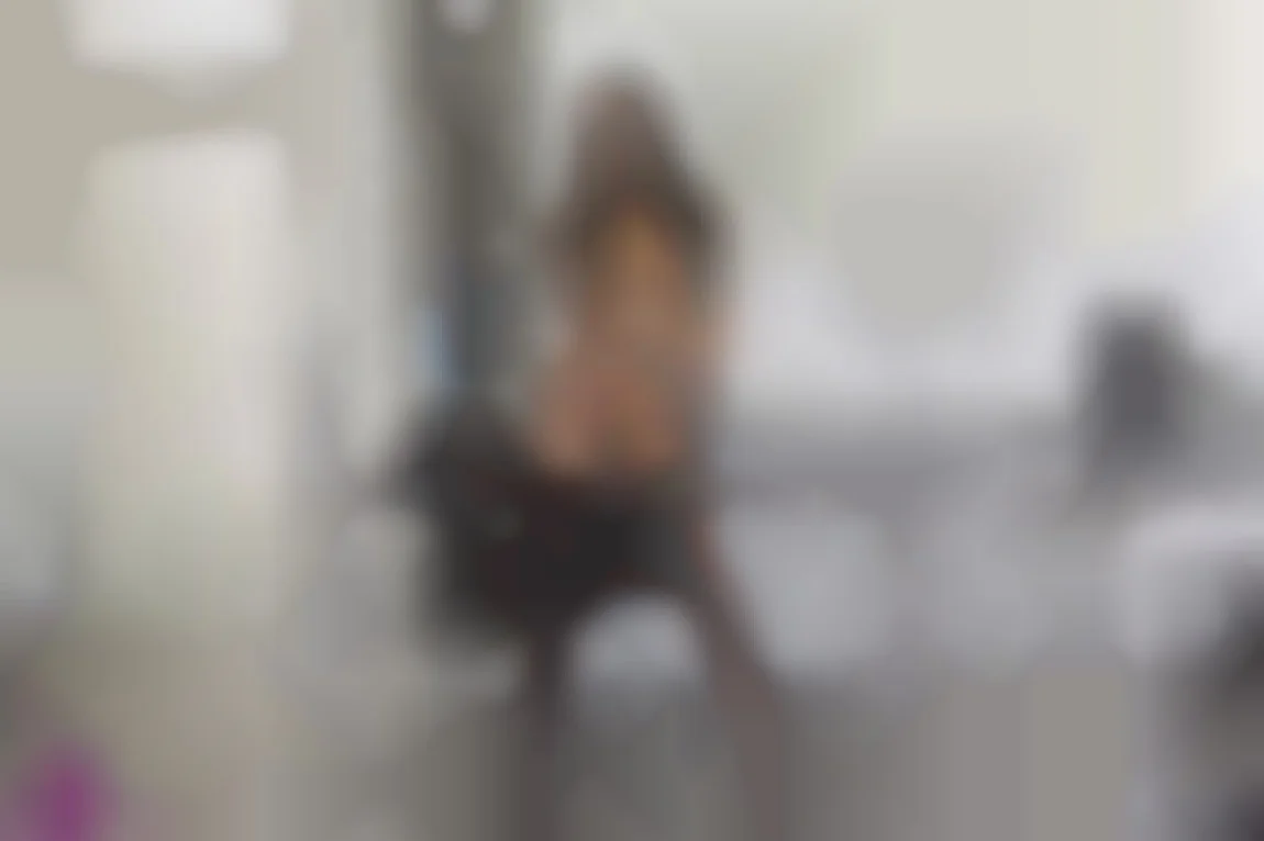 欲情したAnissaが同僚たちにダブルペネトレーションを要求