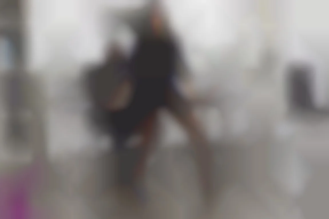 欲情したAnissaが同僚たちにダブルペネトレーションを要求