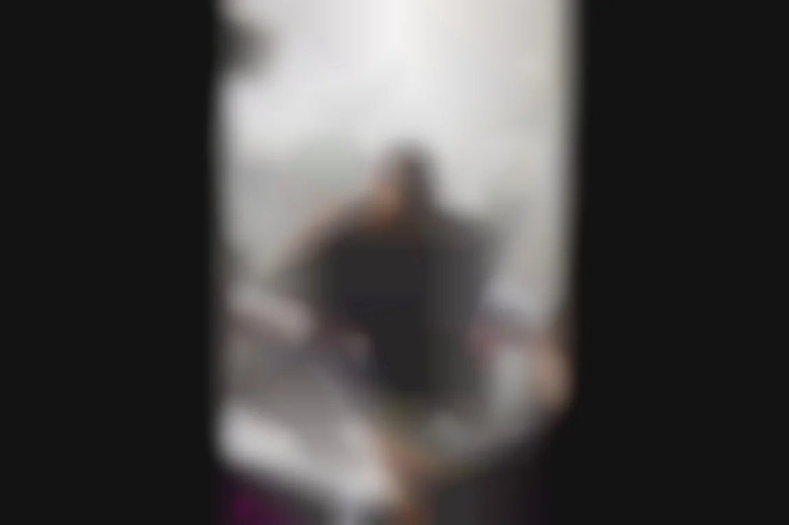 欲情したAnissaが同僚たちにダブルペネトレーションを要求