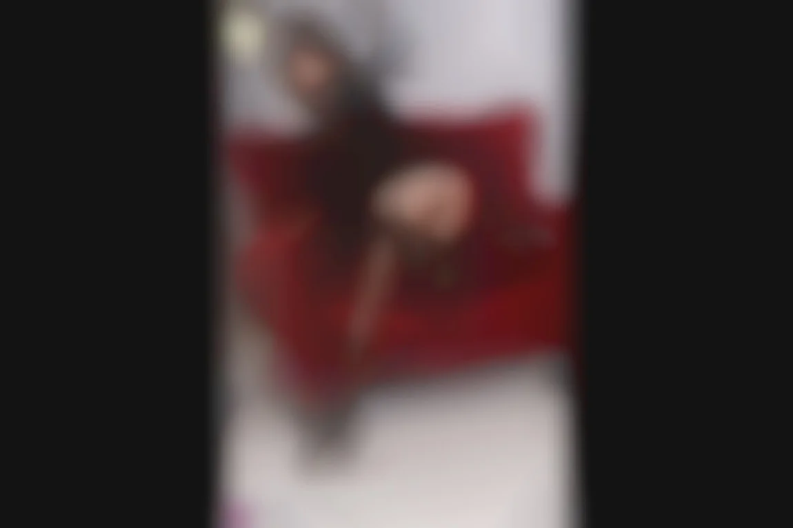 LUXURE - ハイヒールと上質なランジェリーを身に着けたCara St Germain