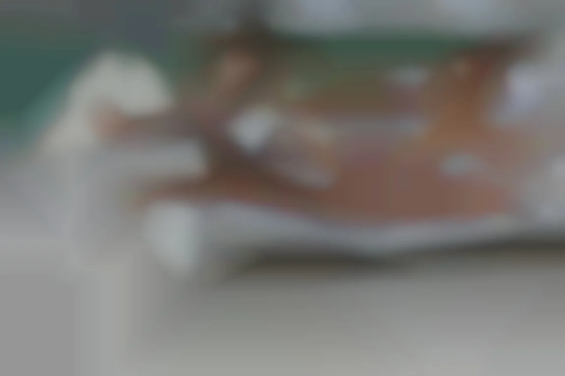 Tension et tentation au bord de la piscine
