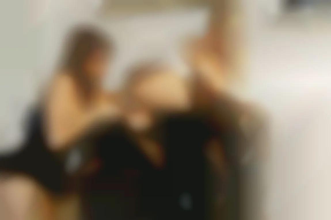 Duo lesbien hard sur canapé cuir pour deux super bombes, avec pénétration mutuelle et sodo en levrette