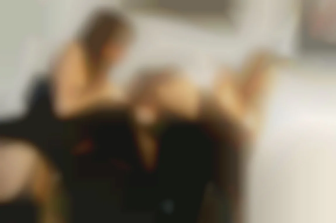 Duo lesbien hard sur canapé cuir pour deux super bombes, avec pénétration mutuelle et sodo en levrette
