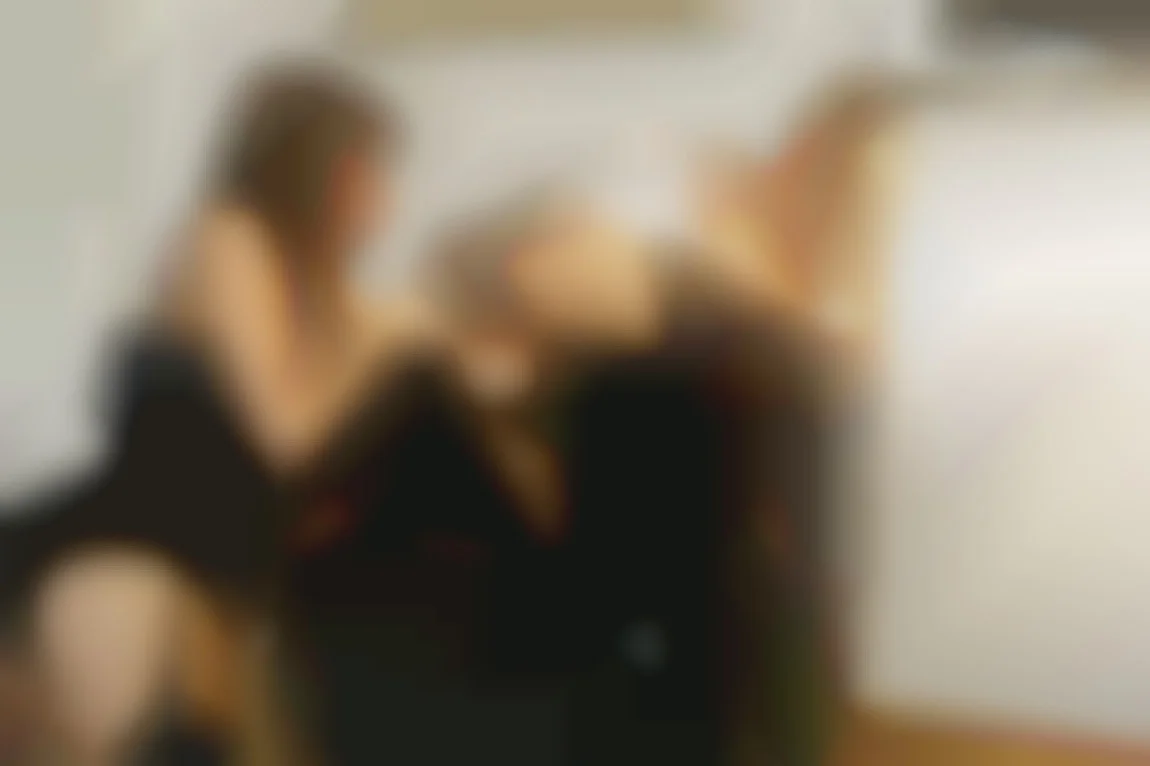 Duo lesbien hard sur canapé cuir pour deux super bombes, avec pénétration mutuelle et sodo en levrette