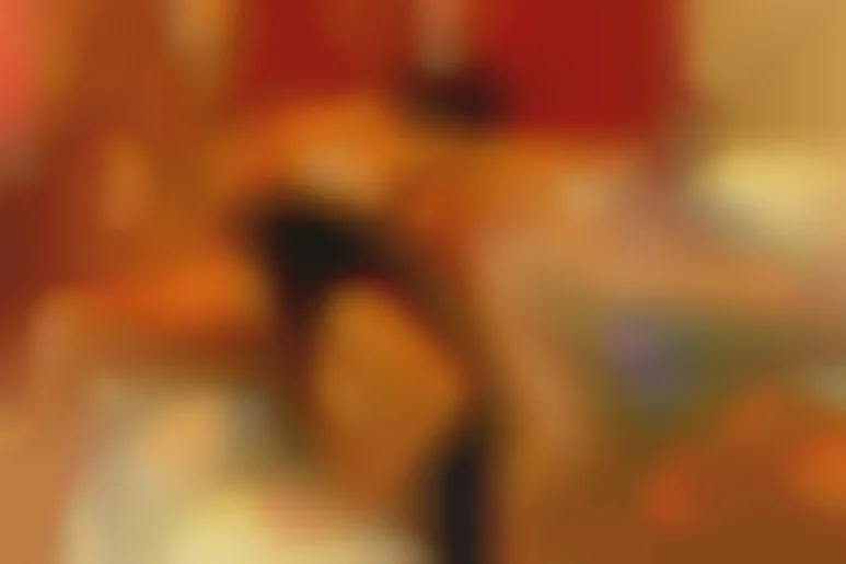Trio hard acrobatique et fellation profonde pour une brune et une blonde bisexuelles et vicieuses