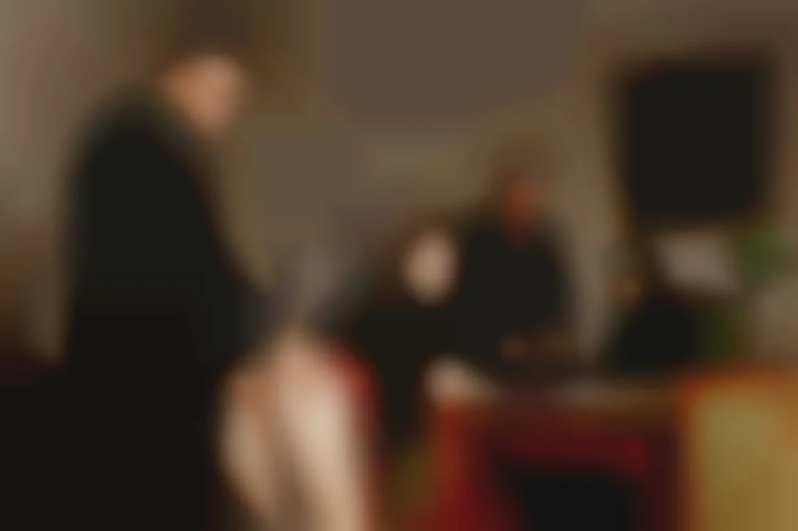 Initiation au Trio Hard dans le bureau de la directrice pour une étudiante innocente du Russian Institute